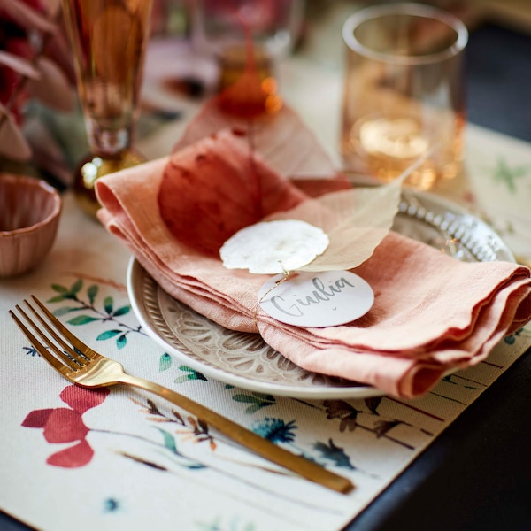 Štýlová dekorácia na stôl v ružovej farbe
