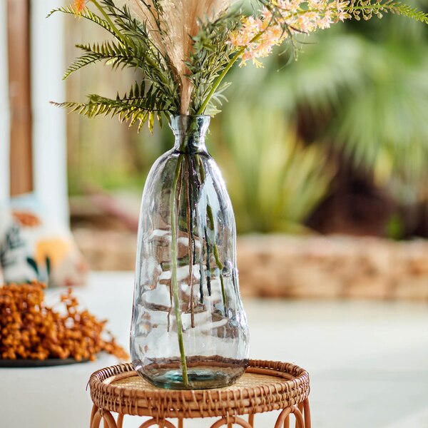 Mélange de fleurs dans un vase en verre