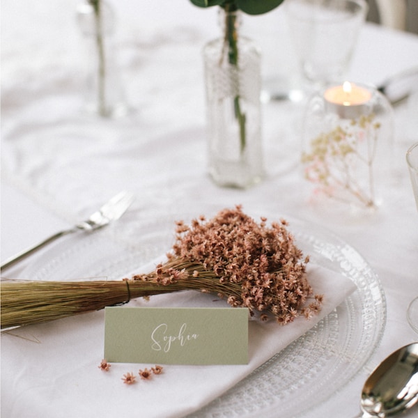 Tischset mit Trockenblumenbündel