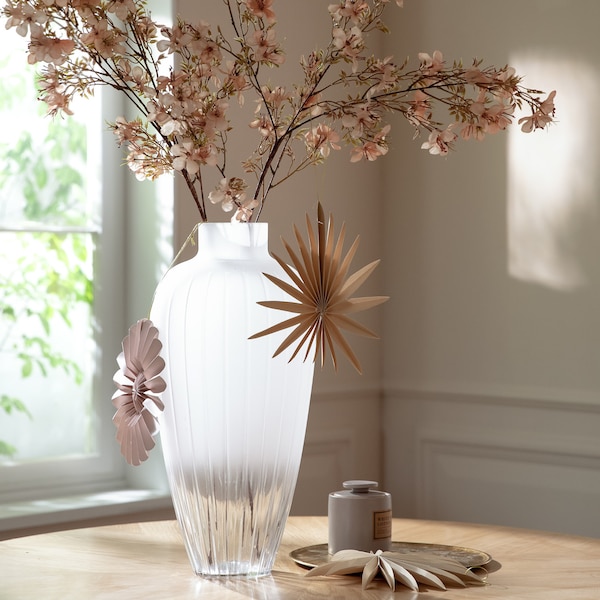 Design-Vase mit floralem Touch