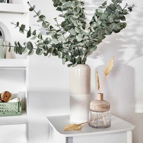 Rêve d'eucalyptus dans un vase en céramique