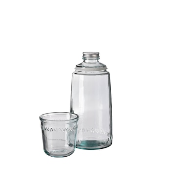 Trinkflasche mit Wasserglas